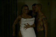 Татуированный мужик трахает телку в очках раком