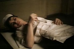 Повар пытается трахнуть молодую служанку на кухонном столе