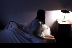 Старшая сестра моет младшую в ванной и укладывает спать