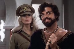 Надсмотрщица гарема отрывает шейха от тела юной красотки