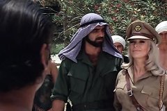 Голые негритянки вышли драться с мужиком