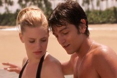 Диего Луна учит чувственности Ромолу Гарай на пляже