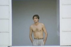 Парень подглядывает за девушкой в окне