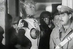 Маленький городок собрался посмотреть на сиськи иноплянетянки