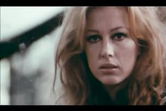 Красотка возбуждается и трогает свою грудь