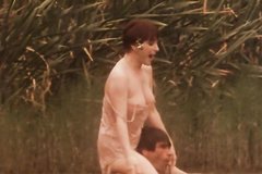 Обкуренная парочка бегает НАГИШОМ по парку