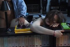 Девчонка соблазняет одного из друзей