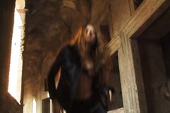 Девушка писает в заброшенном здании