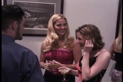 Девушка изменяет парню прямо на вечеринке