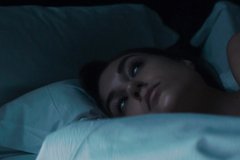 Голая Саша Грей просыпается одна в кровати