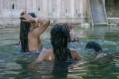 Индийская принцесса купается со своими служанками