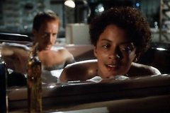 Мулатка голая совращает мужика в джакузи