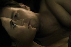 Постепенно теряя чувства, парочка пытается любить друг друга, заниматься сексом и жить дальше