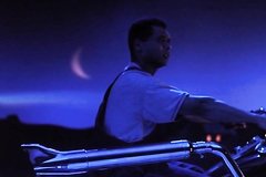 Чувак трахнул свой мотоцикл