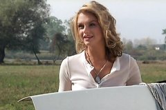 Шлюха дает примерить свою одежду скромняшке