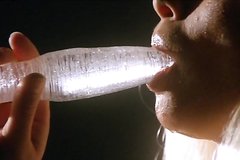 Озабоченная красотка мастурбирует сосулькой