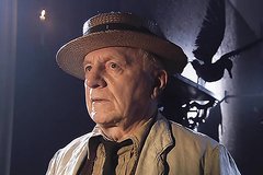 Голая служанка встречает гостя