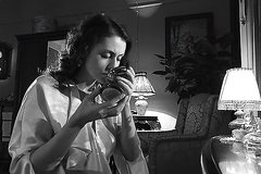 Девушка мажется волшебным кремом и летает голая