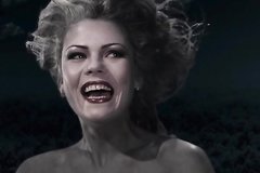 Обнаженная ведьма летает на борове