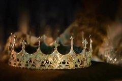 Голую девушку наряжают к ночному балу