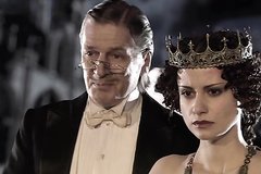 На бал Сатаны прибывают голые гости