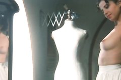 Портниха приласкала юную красотку