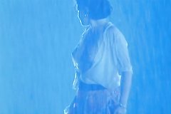 Девушка писает под дождем