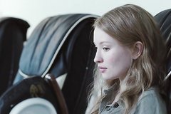 Эмили Браунинг делают депиляцию зоны бикини