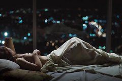 Голая Эмили Браунинг ложится спать