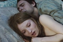 Девушка утешает друга наркомана