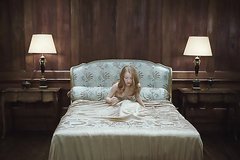 Голой девушке подкладывают старика