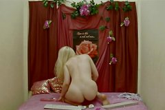 Скромная девчонка пытается работать в секс-чате