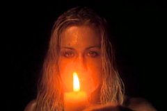 Бабы гадают на свечах в бане