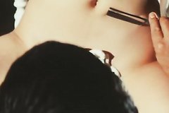 У парня в подвале пытают девушек