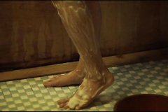 Японку тщательно моют слуги