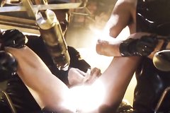 Девушку трахают секс-машиной на глазах у публики