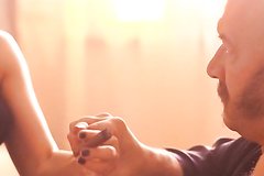 Екатерина Гусева прижигает сигарой мужика