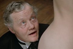 Художник пристал к голой модели