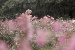 Девушке снится как она бегает нагишом с друзьями