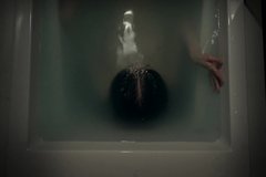 Девушка после колледжа принимает ванную