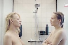 Девки моются в душевой после фитнеса