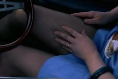 Взрослая телка подразнила пацанов трусиками