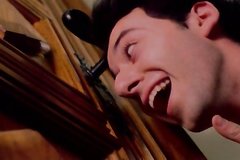 Парень подглядывает за раздеванием учительницы