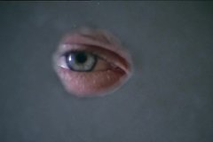 Парни подглядывают за девушкой в раздевалке