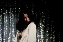 Горячая штучка танцует стриптиз для рабочих фабрики