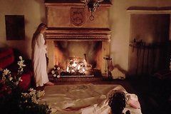 Брюнеточку оприходовал наглый самец возле камина