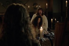 Шлюху прибивает огромной люстрой во время секса