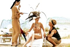 Стройную модель готовят для съемок на пляже