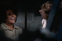 Злобная наздирательница мучает в наказание блондинку