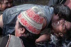 Дикари набросились на сбежавшую из тюрьмы девушку